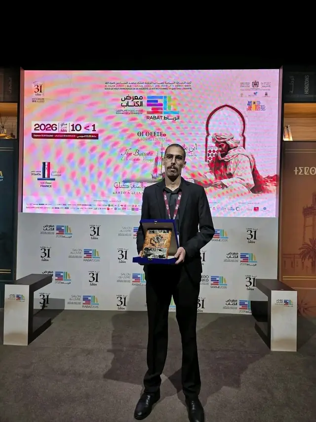 الكاتب محمد اخصاصي يحمل درع التتويج في المعرض الدولي للنشر والكتاب بالرباط 2026