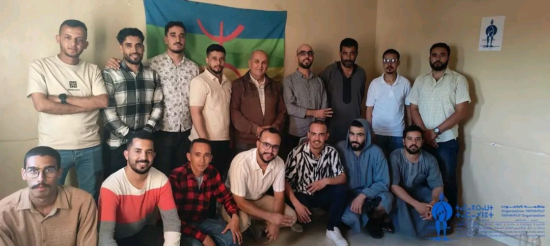 صورة جماعية لأعضاء فرع تاماينوت تمنار احاحان مع الأديب محمد اكوناض
